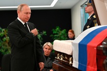 Tổng thống Putin viếng Bộ trưởng tử nạn vì cứu người lúc tập trận