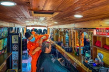 Xe cắt tóc lưu động ở Sài Gòn, khách chỉ cần trả phí bằng... nụ cười tươi