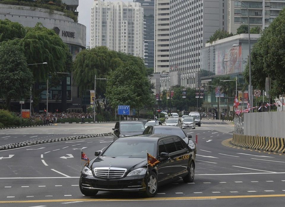 Soi chiếc SUV hạng sang ông Kim Jong-un lái đi thăm vùng lũ - 5 Soi chiếc SUV hạng sang ông Kim Jong-un lái đi thăm vùng lũ - 5