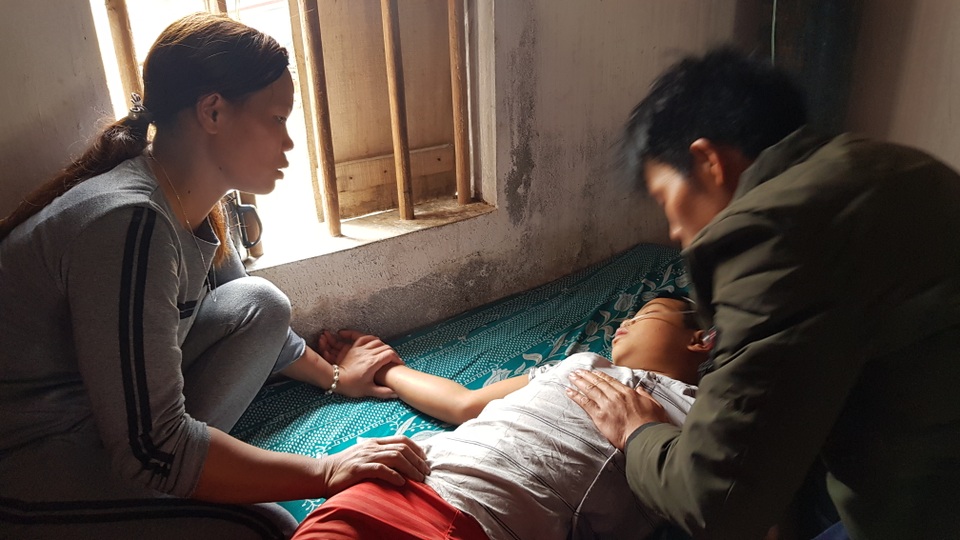Người mẹ nghèo quặn thắt nhìn con trai chết dần trong căn nhà tàn - 2 Người mẹ nghèo quặn thắt nhìn con trai chết dần trong căn nhà tàn - 2