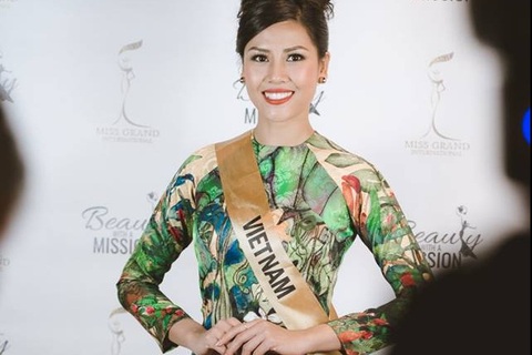 Nguyễn Thị Loan duyên dáng với áo dài trong gala gây quỹ từ thiện