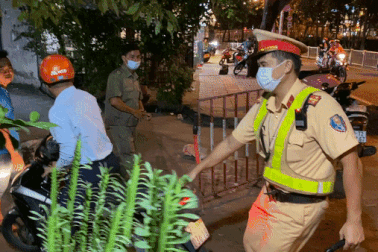 CSGT chốt chặn "phố ăn nhậu" ở TPHCM, xử phạt nhiều tài xế uống rượu bia