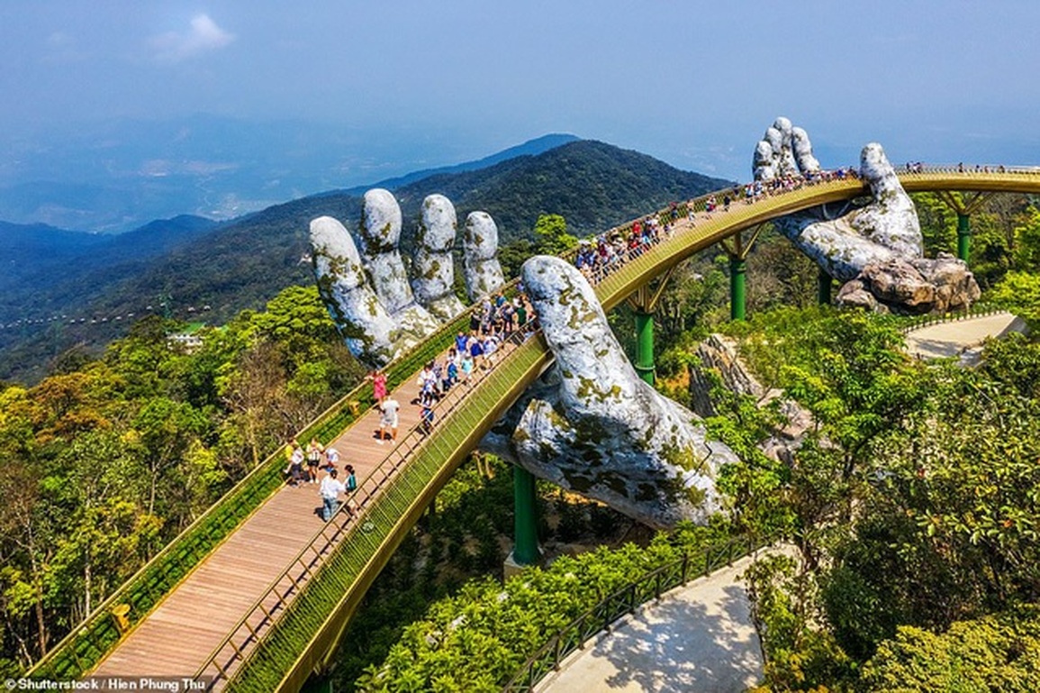 Cây cầu nhái Cầu Vàng Đà Nẵng nhưng được sơn móng đỏ chót - 1 Cây cầu nhái Cầu Vàng Đà Nẵng nhưng được sơn móng đỏ chót - 1