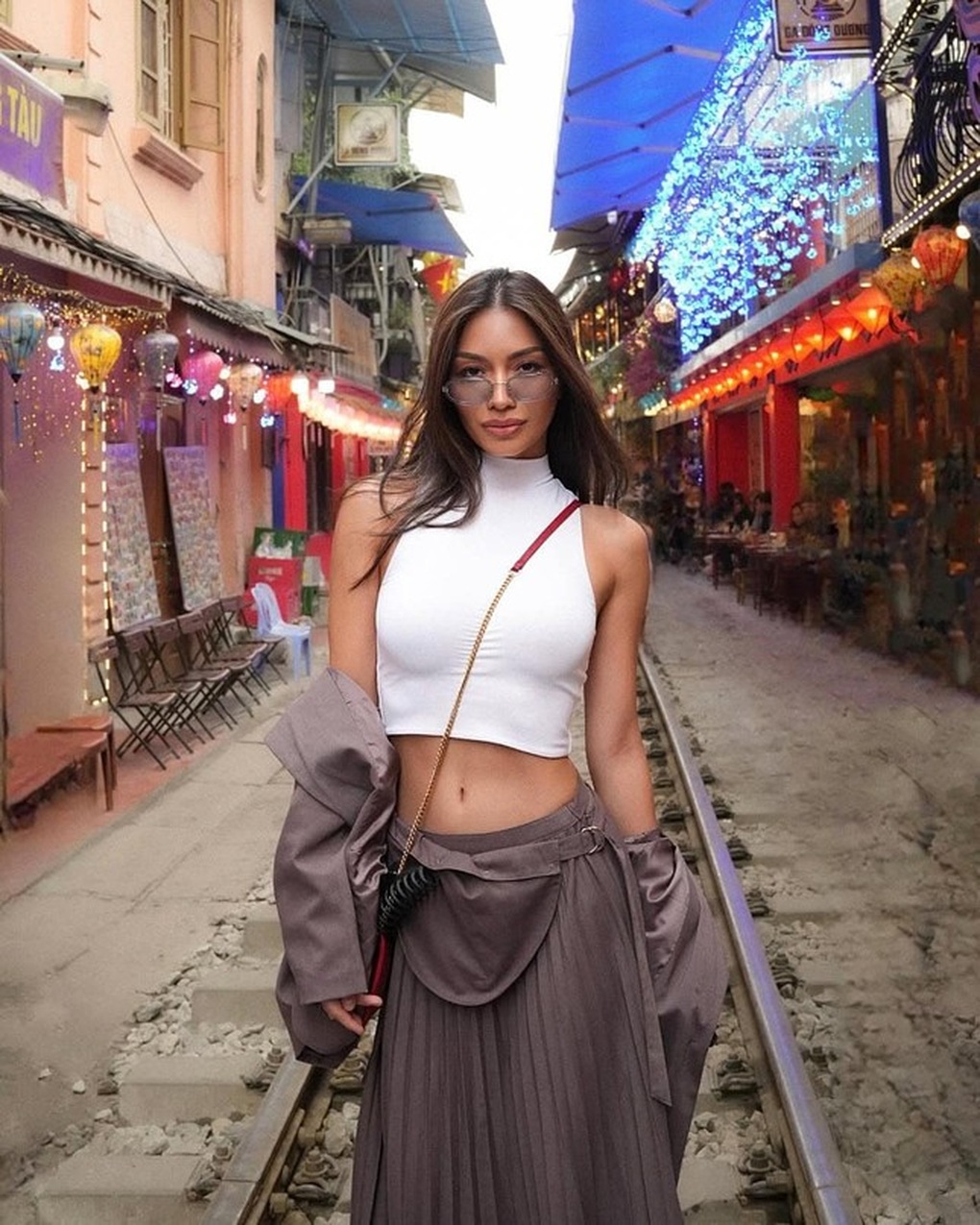 Miss Philippines publie une photo d'elle posant dans les cafés de la rue du train à Hanoi - 1