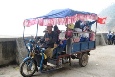 Đến trường trên... xe ba gác   