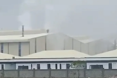 Khói thải mù mịt từ nhà máy xây miếu thờ trên đất khu công nghiệp