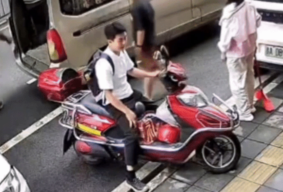Con dao làm bếp từ trên cao rơi xuống suýt trúng người ngồi xe máy - 1 Con dao làm bếp từ trên cao rơi xuống suýt trúng người ngồi xe máy - 1