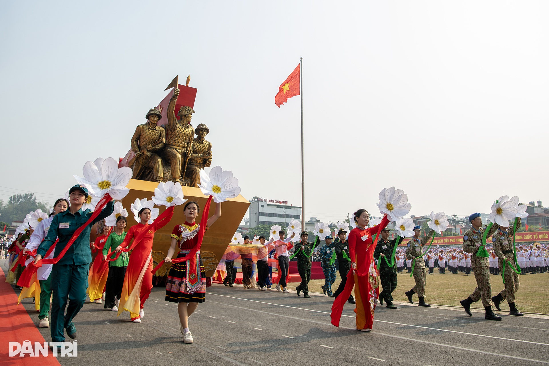 Cuộc tề tựu đồng bào trong ngày vui nhất miền Tây Bắc - 2
