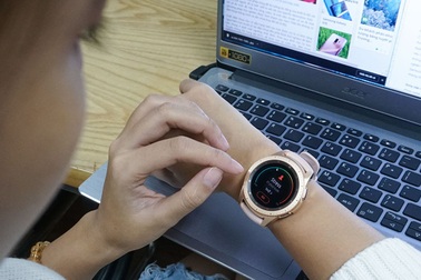 Mở hộp và trên tay nhanh Samsung Galaxy Watch giá 6,9 triệu đồng