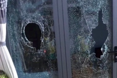 Bắt đối tượng ném đá xe khách, đập vỡ cửa kính nhà dân