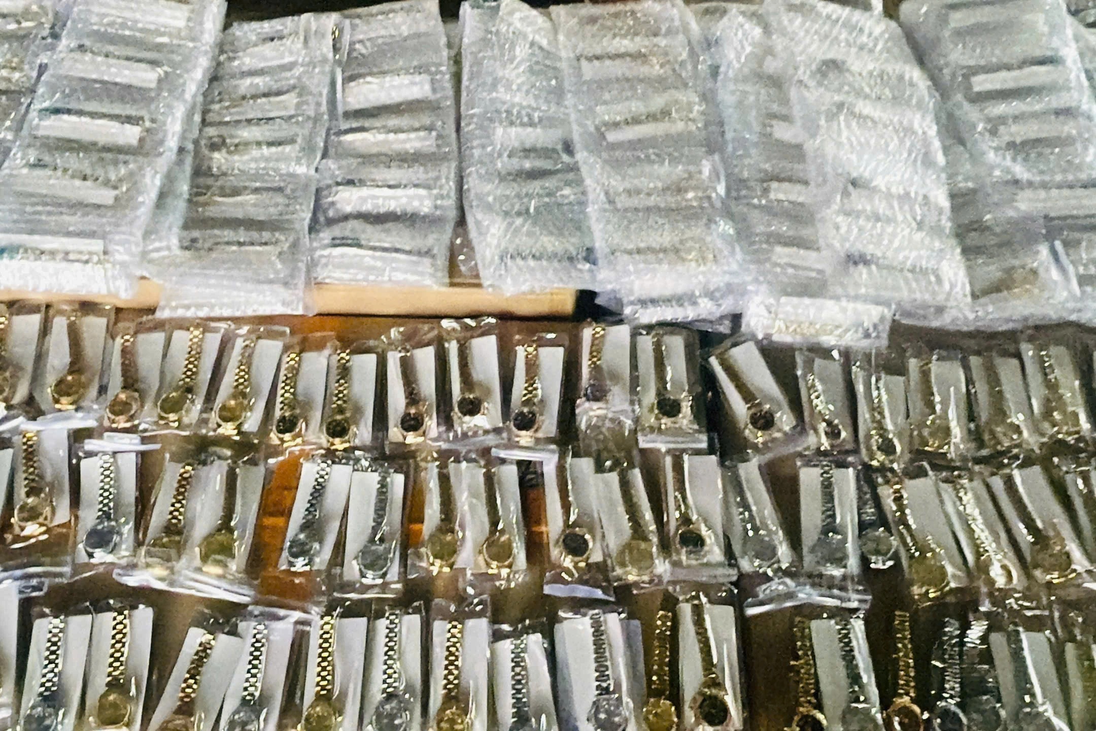 450 đồng hồ Rolex giả bị thu giữ - 1