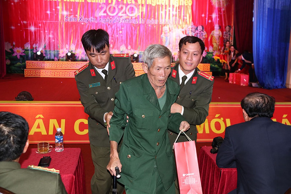 Ấm tình Xuân đêm giao lưu ủng hộ dân nghèo Hà Tĩnh đón Tết - 14 Ấm tình Xuân đêm giao lưu ủng hộ dân nghèo Hà Tĩnh đón Tết - 14