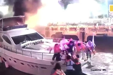 Video du thuyền hạng sang bốc cháy ngùn ngụt ở Thượng Hải