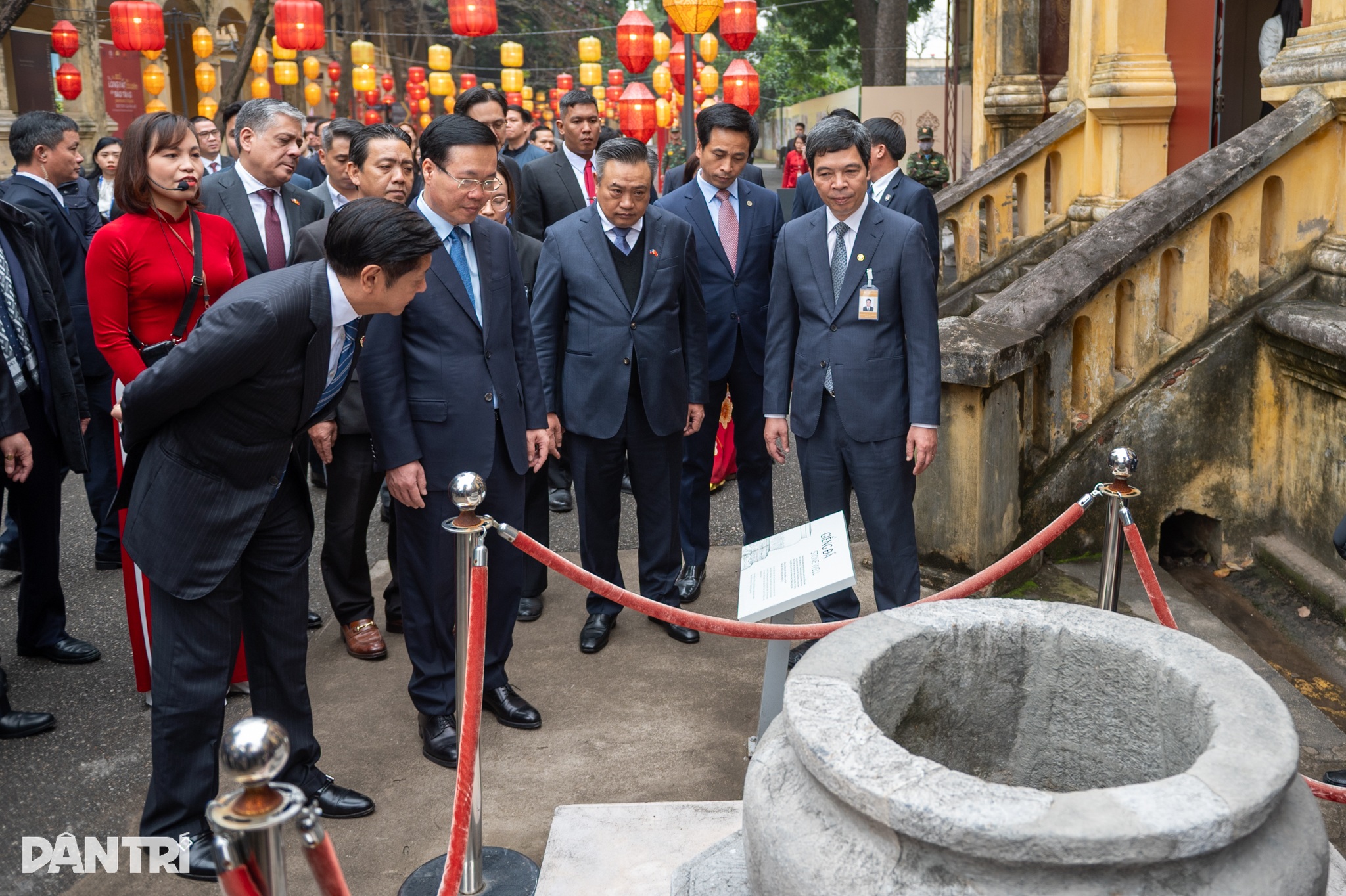 राष्ट्रपति वो वान थुओंग और फिलीपींस के राष्ट्रपति ने इंपीरियल गढ़ का दौरा किया - 7 Chủ tịch nước Võ Văn Thưởng cùng Tổng thống Philippines thăm Hoàng thành - 7