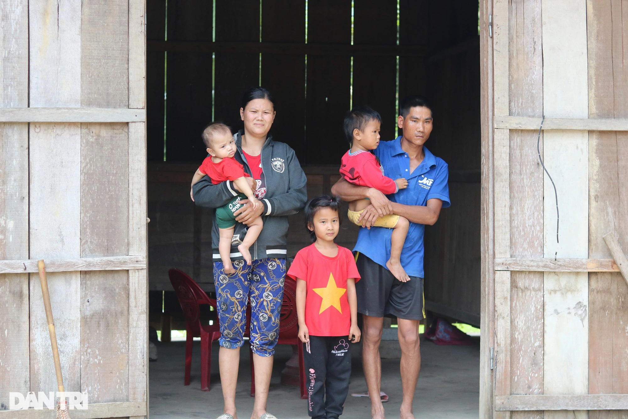 Cám cảnh gia đình bố mẹ ngây dại, đàn con thơ đói ăn, lo thất học - 1