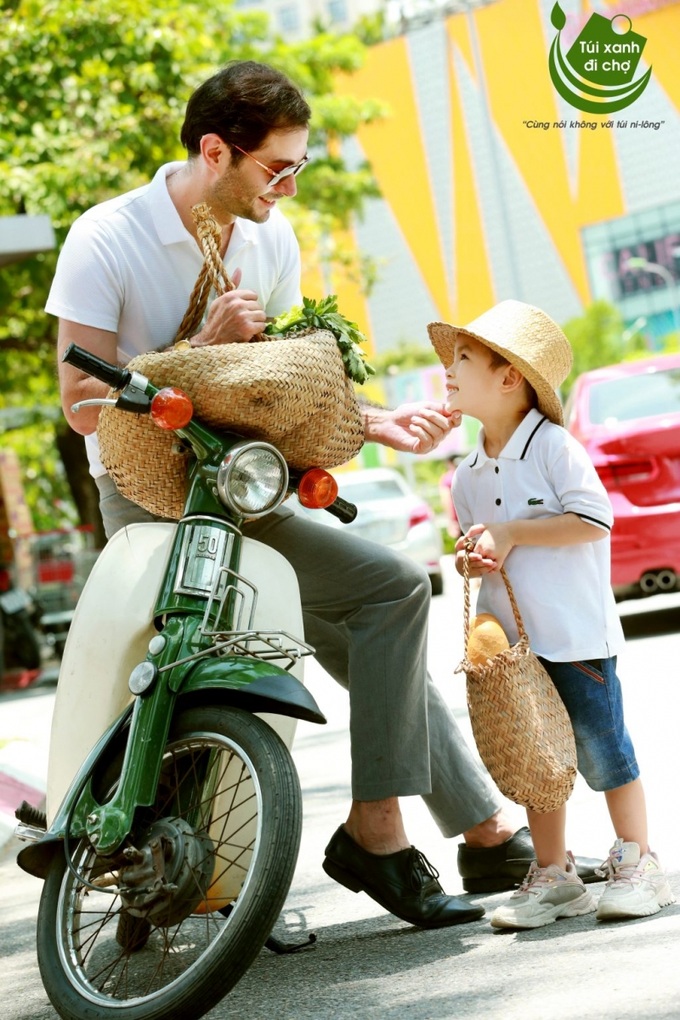 Không cần phải làm những chuyện to tát để bắt đầu thực hiện lối sống xanh. Ngay cả những cử chỉ nhỏ nhất cũng có thể giảm thiểu dấu chân các-bon của mỗi người trên trái đất - Diễn viên, MC Charlie Winston chia sẻ. Ảnh: Trương Đại Dương
