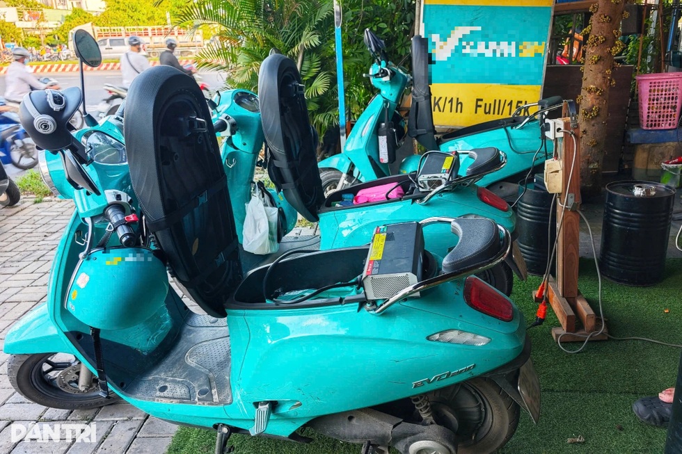 Tài xế ở TPHCM xoay xở với bài toán xe máy điện - 2 Tài xế ở TPHCM xoay xở với bài toán xe máy điện - 2