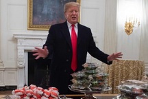 Chính phủ đóng cửa, ông Trump bỏ tiền túi mua đồ ăn nhanh đãi khách