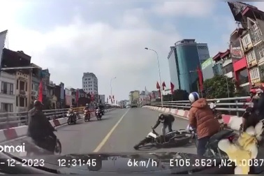 Chạy xe thiếu tập trung, nữ sinh trượt ngã ngay trước mũi ô tô