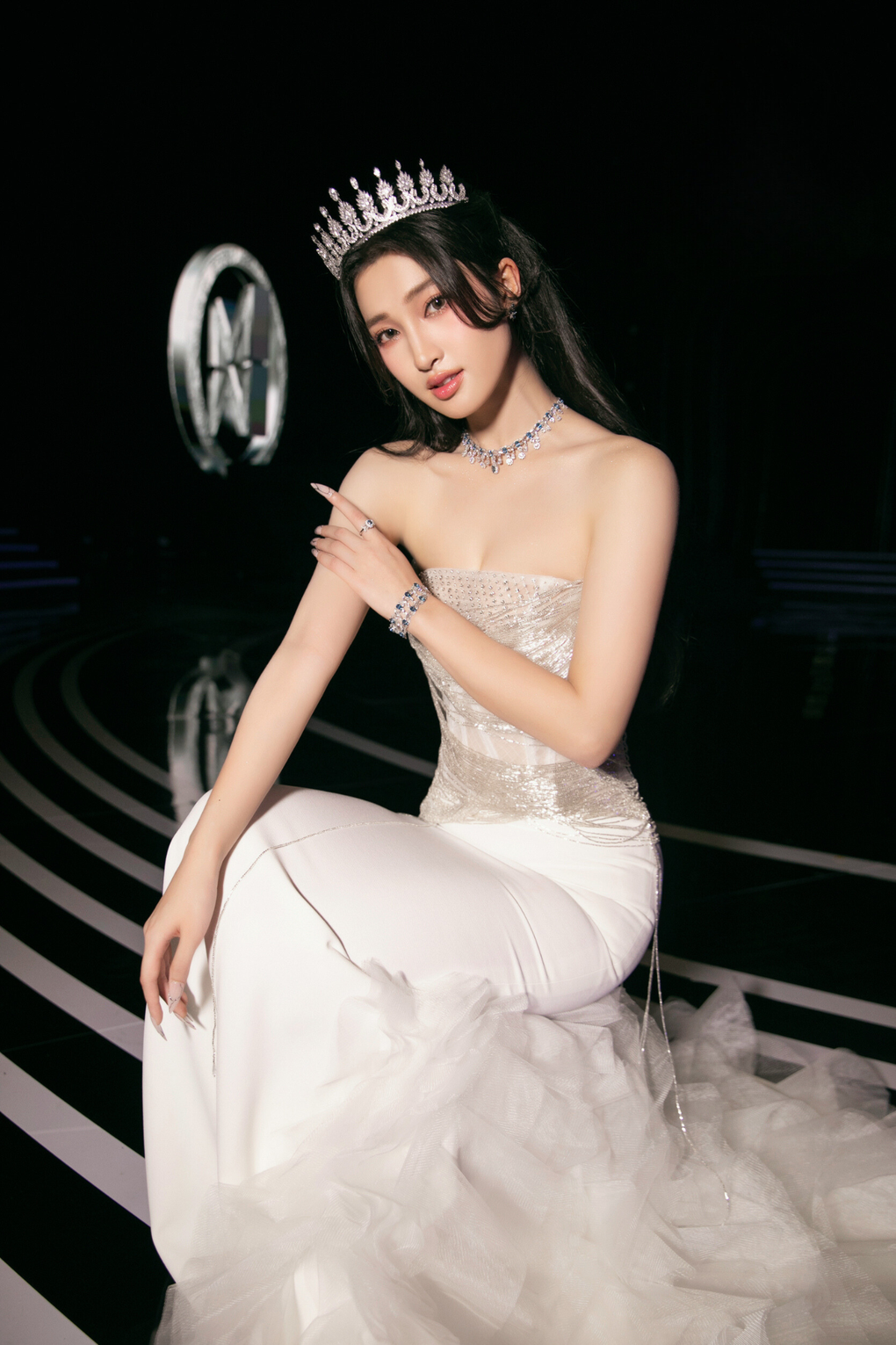 Á hậu Phương Nhi khoe đường cong gợi cảm trong trang phục của Lê Ngọc Lâm - 3 Á hậu Phương Nhi khoe đường cong gợi cảm trong trang phục của Lê Ngọc Lâm - 3