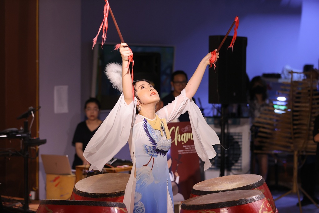 Nhạc trưởng Đồng Quang Vinh xúc động trong đêm nhạc đặc biệt - 5 Nhạc trưởng Đồng Quang Vinh xúc động trong đêm nhạc đặc biệt - 5