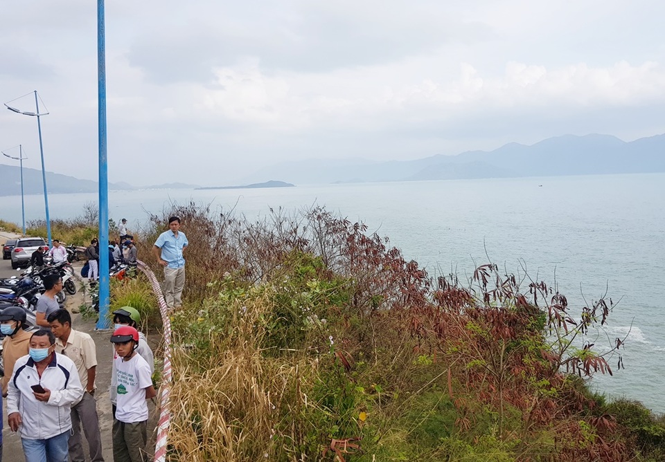 Tìm thấy thi thể bác sĩ mất tích dưới chân đèo ở Nha Trang - 1 Tìm thấy thi thể bác sĩ mất tích dưới chân đèo ở Nha Trang - 1