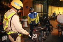 Hàng trăm lái xe che biển số, dùng điện thoại bị CSGT xử lý trong đêm