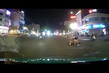 Qua đường thiếu quan sát, 2 cô gái bị ô tô tông văng