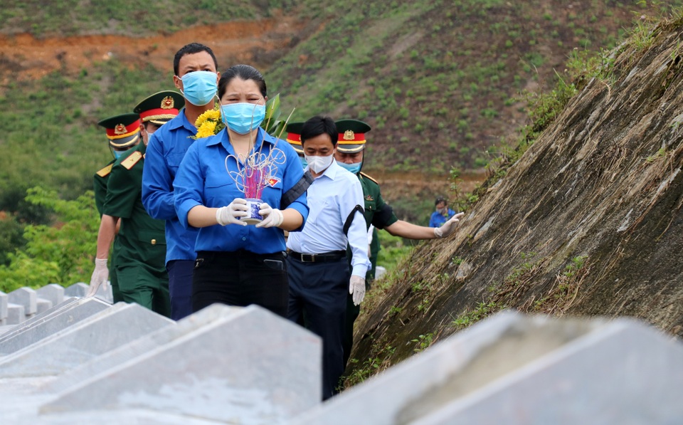 Thiêng liêng giây phút đón các anh về với đất mẹ - 7 Thiêng liêng giây phút đón các anh về với đất mẹ - 7
