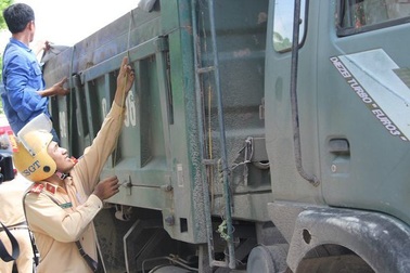 Yêu cầu doanh nghiệp, lái xe ký cam kết, quyết liệt chặn xe quá tải!