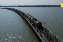 "Tàu hỏa nổi" trên mặt nước cháy vé, tạo cơn sốt chưa từng có ở Thái Lan