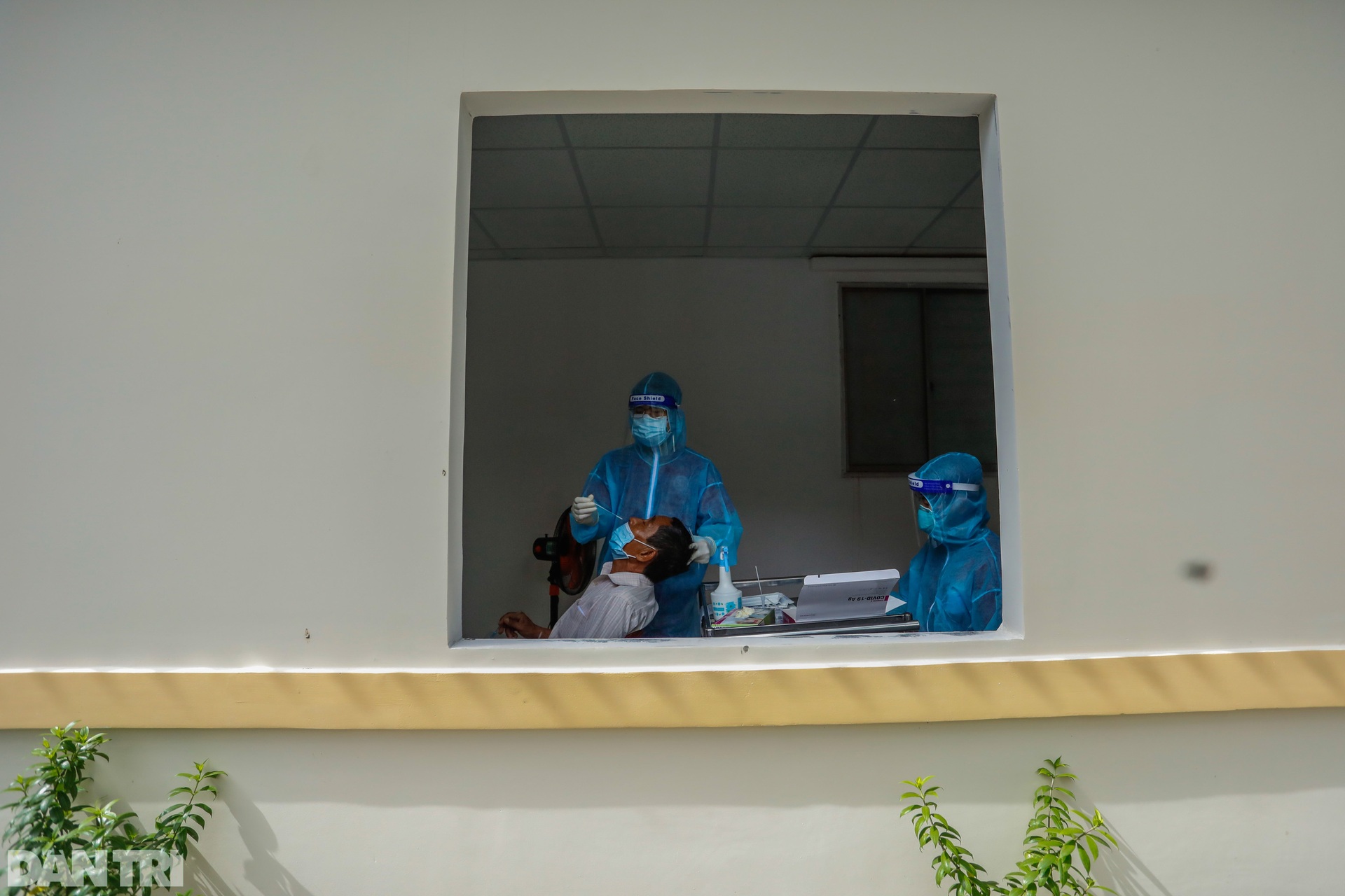 Người cao tuổi, mắc nhiều bệnh nền xúc động khi được tiêm vắc xin Covid-19 - 6