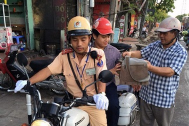 Hà Nội: Thí sinh hỏng xe được CSGT đưa đến điểm thi