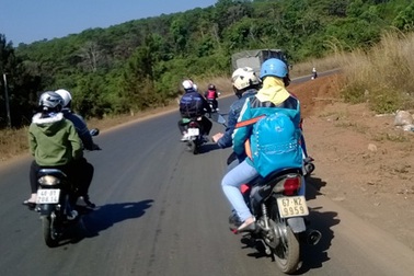 Hàng ngàn người dân Tây Nguyên rời quê bằng xe máy