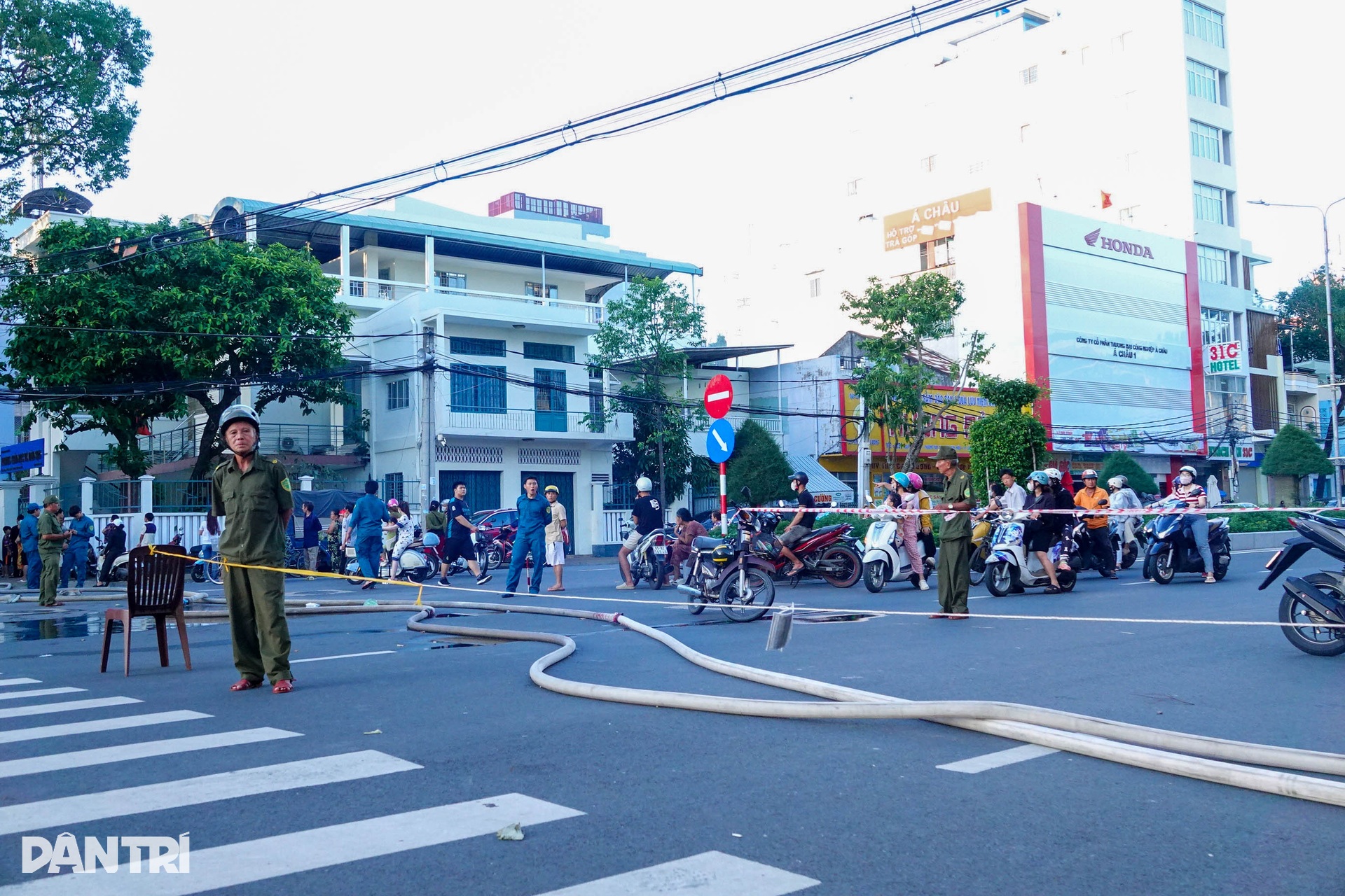 Hiện trường vụ cháy tiệm nhang đèn 3 tầng tại trung tâm TP Cần Thơ - 9 Hiện trường vụ cháy tiệm nhang đèn 3 tầng tại trung tâm TP Cần Thơ - 9