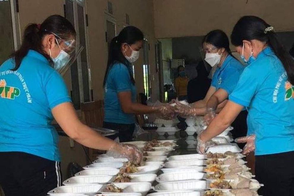 Hàng nghìn suất cơm nghĩa tình đến với bà con trong khu cách ly - 2 Hàng nghìn suất cơm nghĩa tình đến với bà con trong khu cách ly - 2
