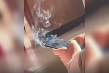 Smartphone bốc khói nghi ngút, chàng trai vẫn thản nhiên sử dụng như thường