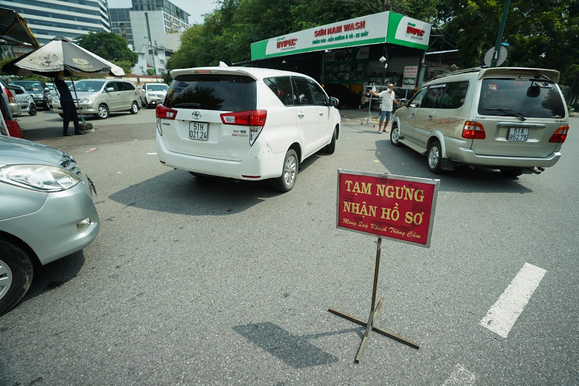 Tài xế ôtô xếp hàng từ sáng đến trưa vẫn chưa tới lượt vào đăng kiểm - 2 Tài xế ôtô xếp hàng từ sáng đến trưa vẫn chưa tới lượt vào đăng kiểm - 2
