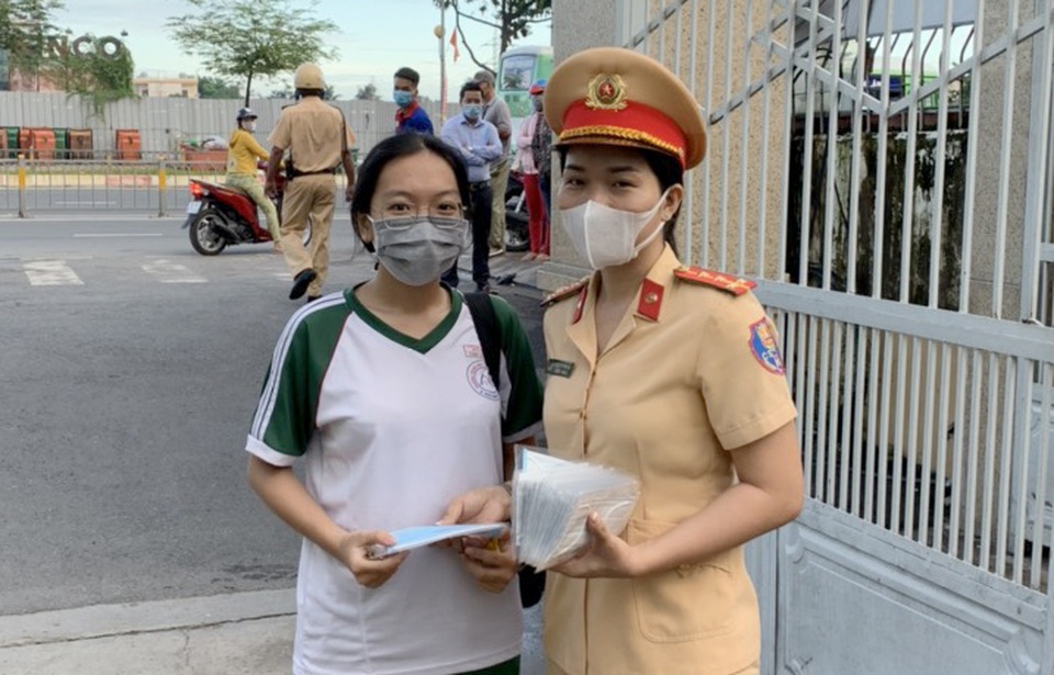 CSGT phát khẩu trang miễn phí cho thí sinh đi thi - 2 CSGT phát khẩu trang miễn phí cho thí sinh đi thi - 2