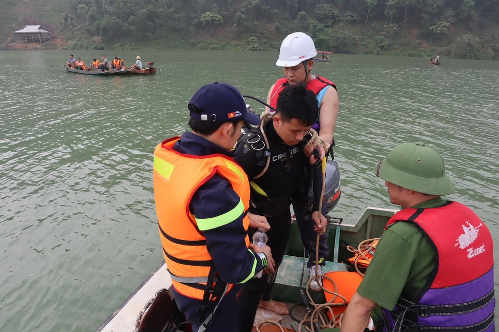 Vụ lật thuyền trên sông Lô: Tìm thấy nạn nhân cuối cùng - 1 Vụ lật thuyền trên sông Lô: Tìm thấy nạn nhân cuối cùng - 1