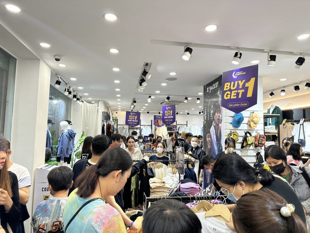 Couple TX mở sale giữa đêm, thu hút nhiều khách hàng mua sắm - 2 Couple TX mở sale giữa đêm, thu hút nhiều khách hàng mua sắm - 2