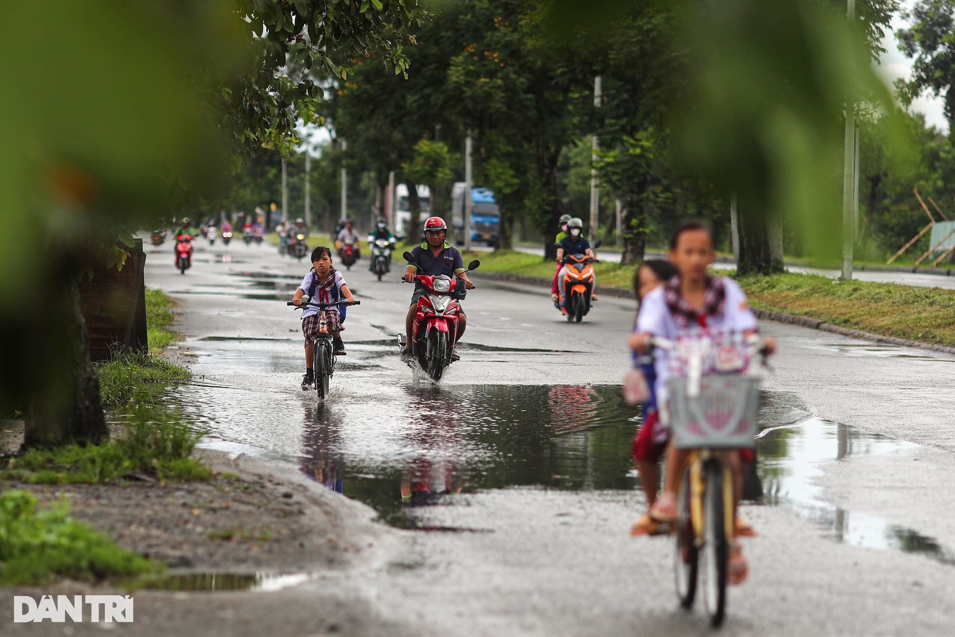 Đường Nguyễn Văn Linh xuống cấp, mặt đường lởm chởm ổ gà - 5 Đường Nguyễn Văn Linh xuống cấp, mặt đường lởm chởm ổ gà - 5