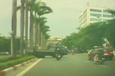 Xe tải ngang nhiên leo dải phân cách cứng để quay đầu