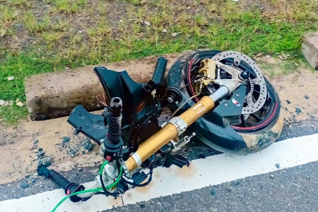 Mô tô phân khối lớn gãy đôi sau va chạm, 2 người thương vong - 1