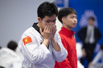 VĐV Taekwondo thất thần khi để hụt mất tấm HCV đầu tiên tại SEA Games 33