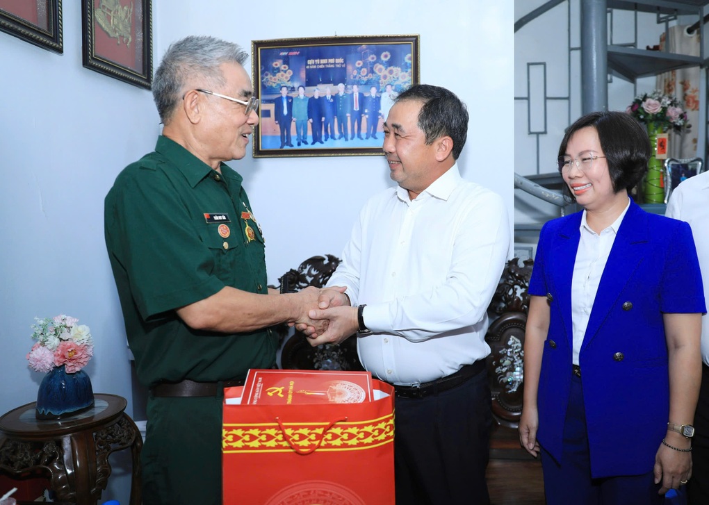 Bí thư Hà Nội thăm, tặng quà thương binh tiêu biểu - 2