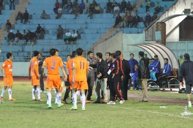 SHB Đà Nẵng bức xúc vì trọng tài “bẻ còi”