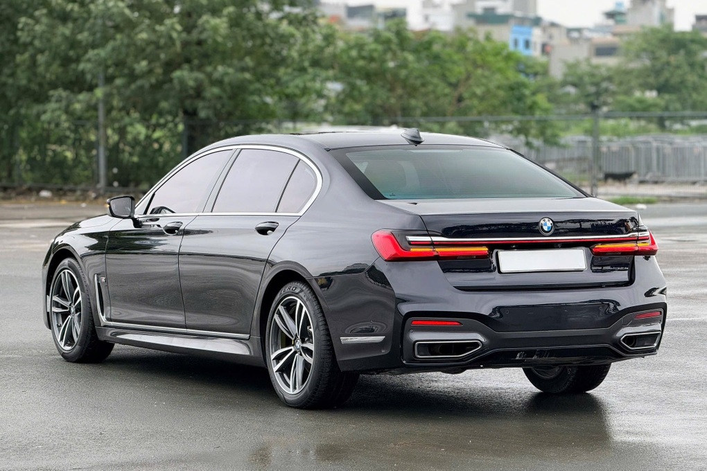 Chiếc BMW 7-Series này bốc hơi 2,65 tỷ đồng sau 5 năm lăn bánh - 2 Chiếc BMW 7-Series này bốc hơi 2,65 tỷ đồng sau 5 năm lăn bánh - 2