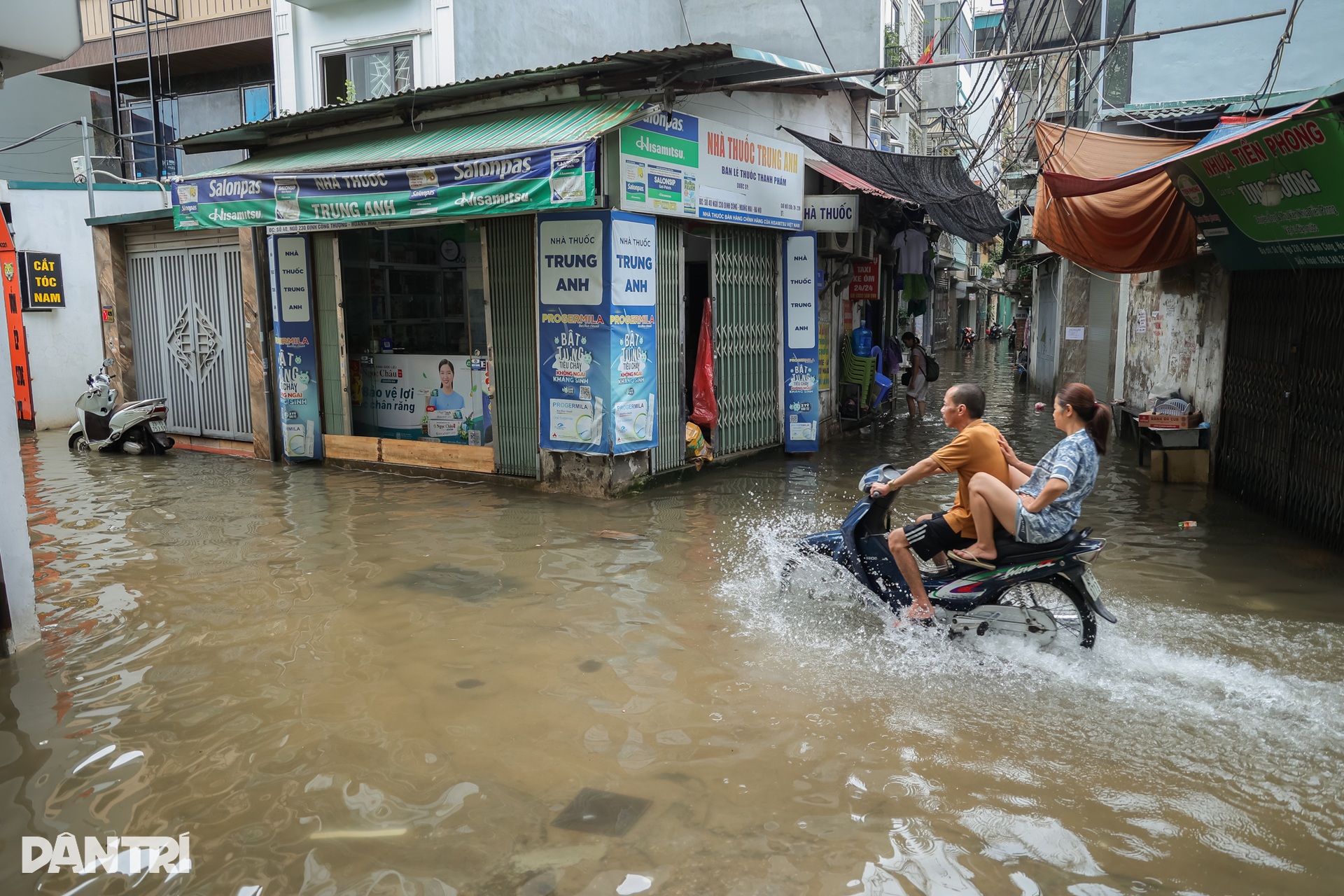 Người Hà Nội chật vật dọn nhà sau ngập, nhiều nơi nước vẫn chưa rút - 1 Người Hà Nội chật vật dọn nhà sau ngập, nhiều nơi nước vẫn chưa rút - 1