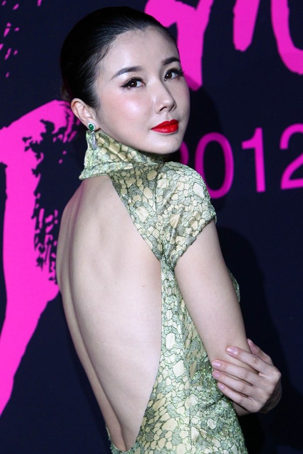 “Mỹ nhân tụt váy” Tôn Phi Phi khác lạ vì lạm dụng dao kéo thẩm mỹ - 7